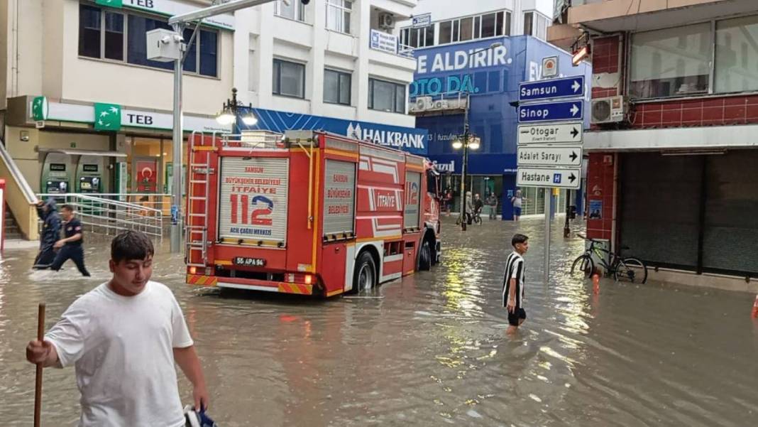 Samsun'u sağanak vurdu: Evleri su bastı, sokaklar göle döndü 2